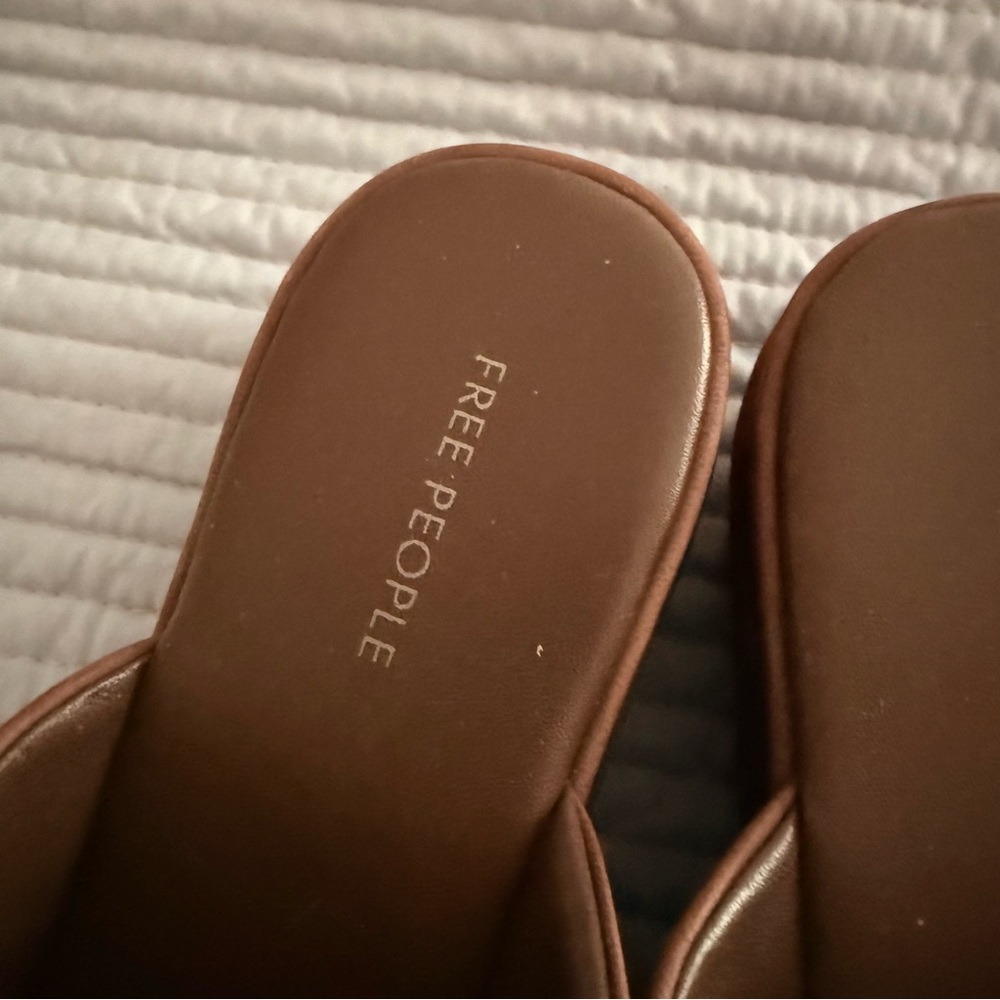 Free People - brand new - never worn brown platform sandal. Size 7 - Picture 2 of 3
